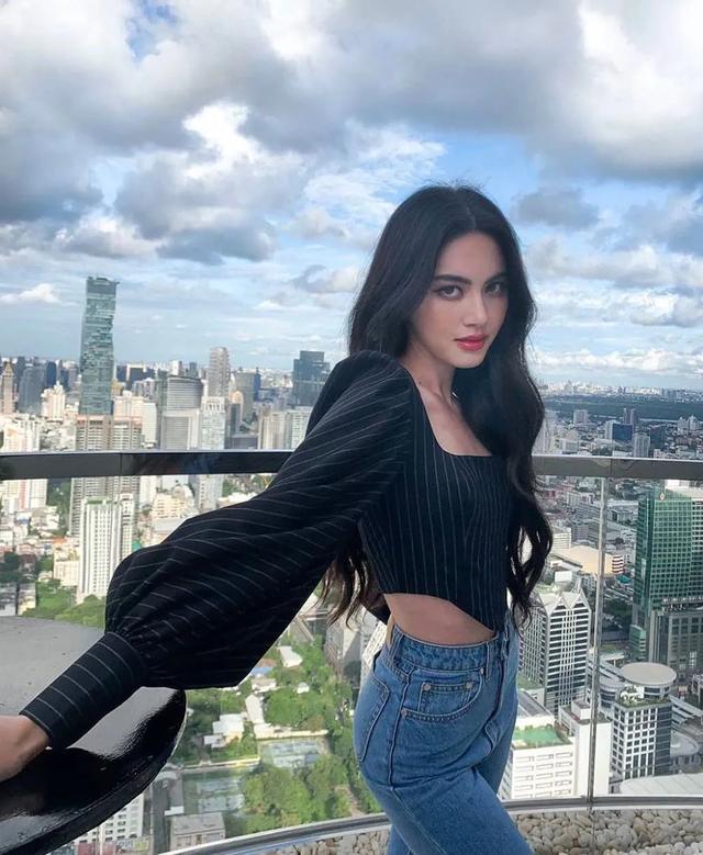 泰国一枝花MAI晒照!短上衣配牛仔裤“蚂蚁腰”瞩目,身材太美