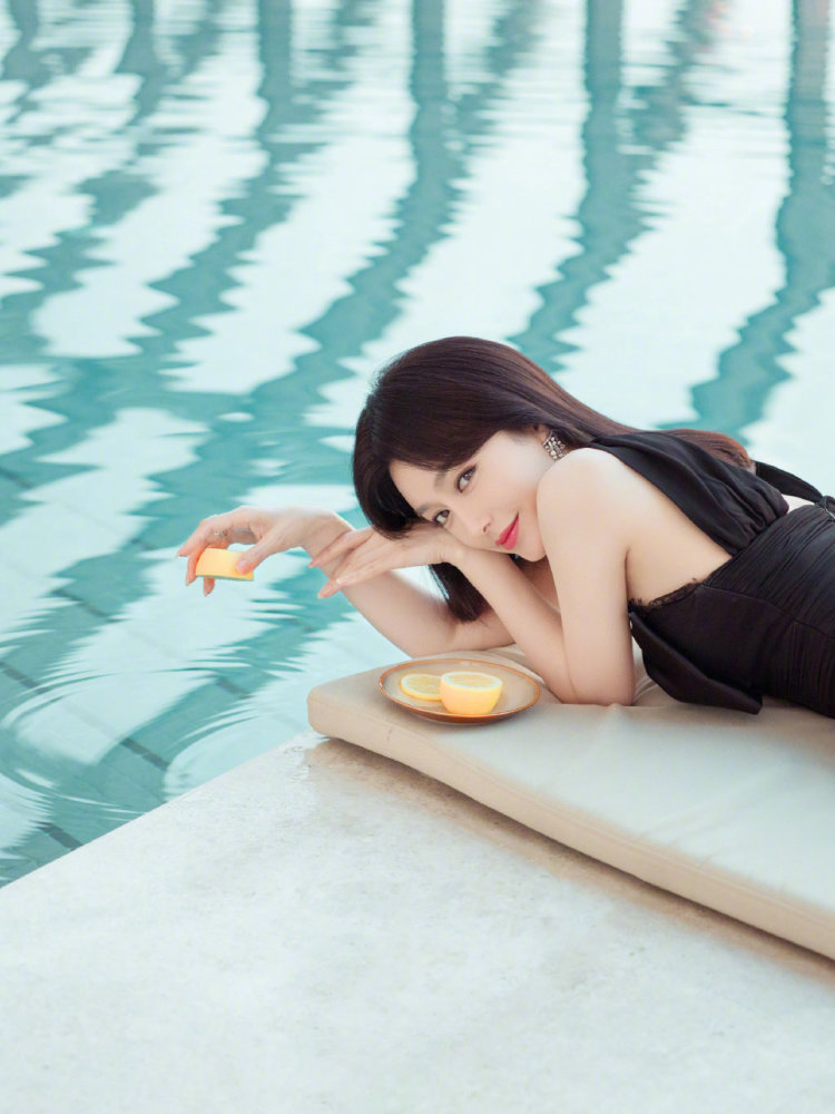 秦岚穿紧身裙故意将肩带解开,秀出“衣架锁骨”好不真实