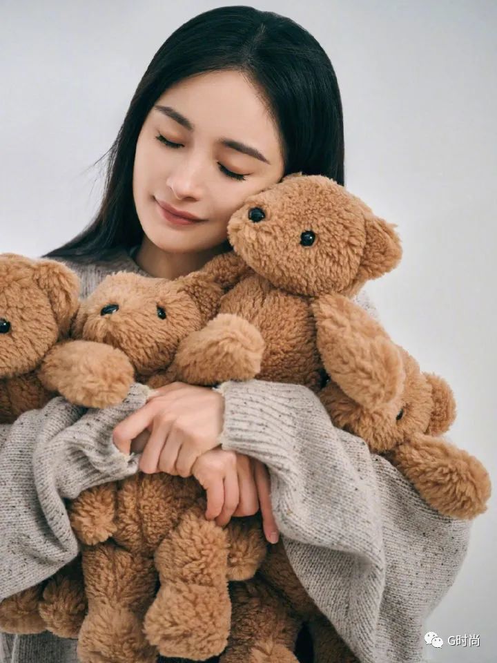 杨幂穿针织衫搭配复古牛仔裤,化身鬼马少女