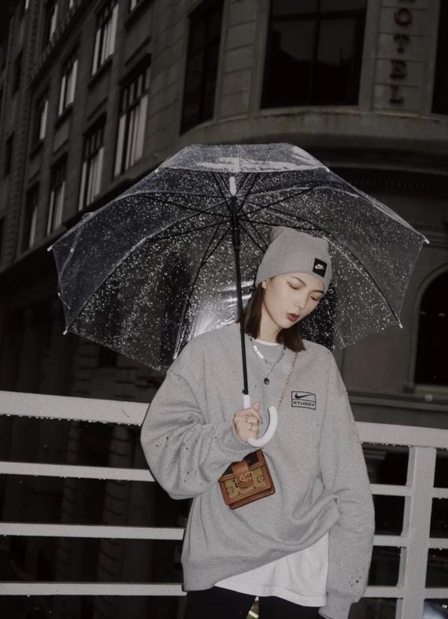 卫衣魔力太强大,怎么穿都不会错,百搭造型就靠它了