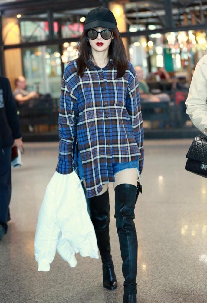 杨幂带火了“衬衫+短裤”,时髦显瘦、适合今年早秋穿