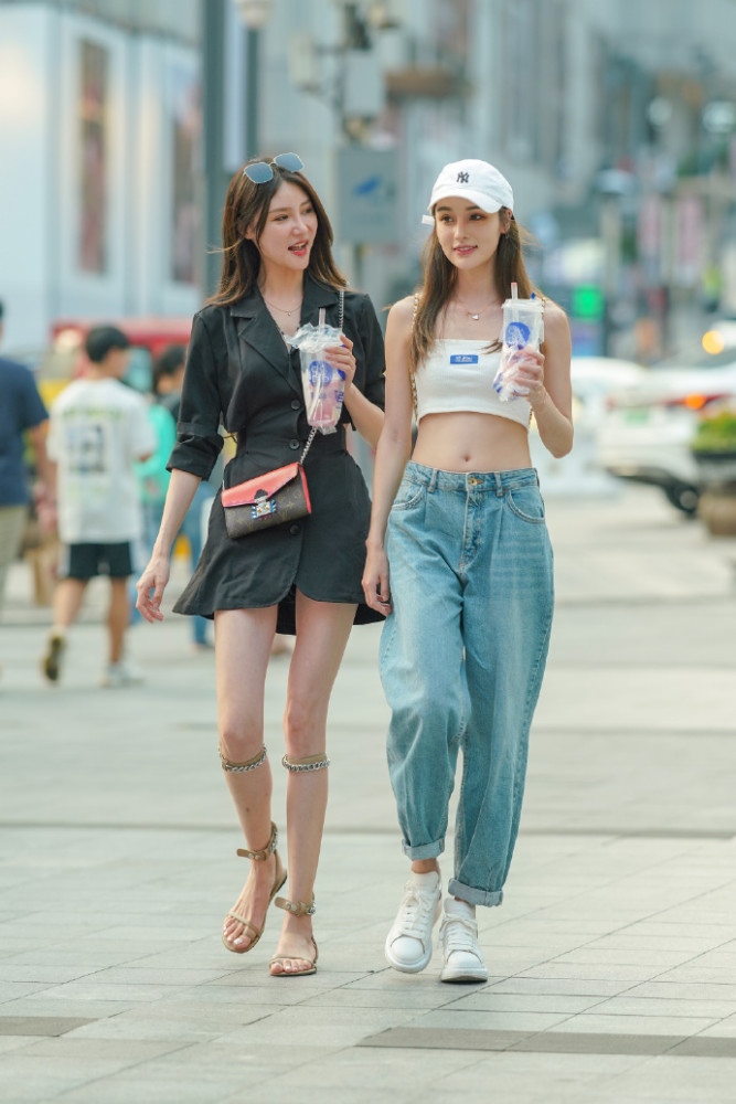 国内街拍：白色上衣搭配浅蓝牛仔裤风格独特，复古气息十足！