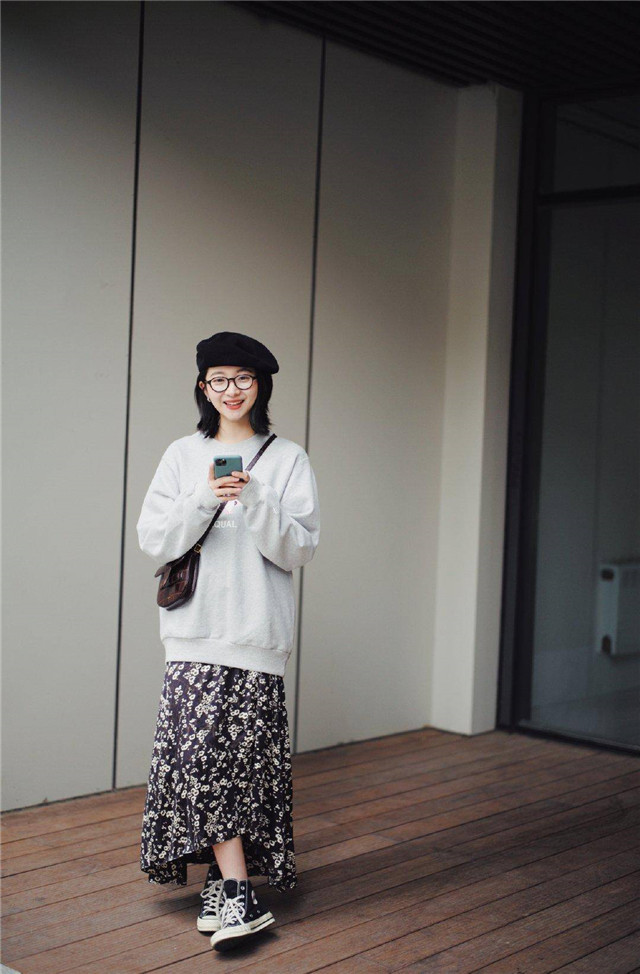 秋天不一定要穿风衣、大衣，瞧今年的“卫衣”，配裙子洋气又百搭