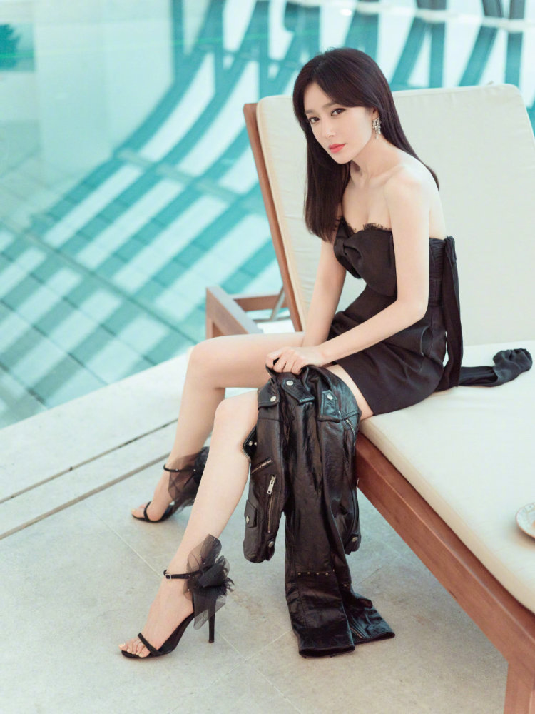 秦岚穿紧身裙故意将肩带解开,秀出“衣架锁骨”好不真实