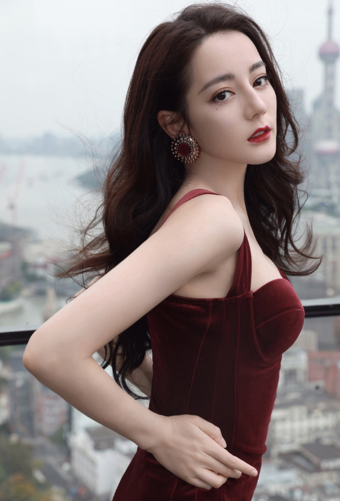 性感迪丽热巴紧身吊带裙凹出S型身材,红裙大波浪美的不可方物