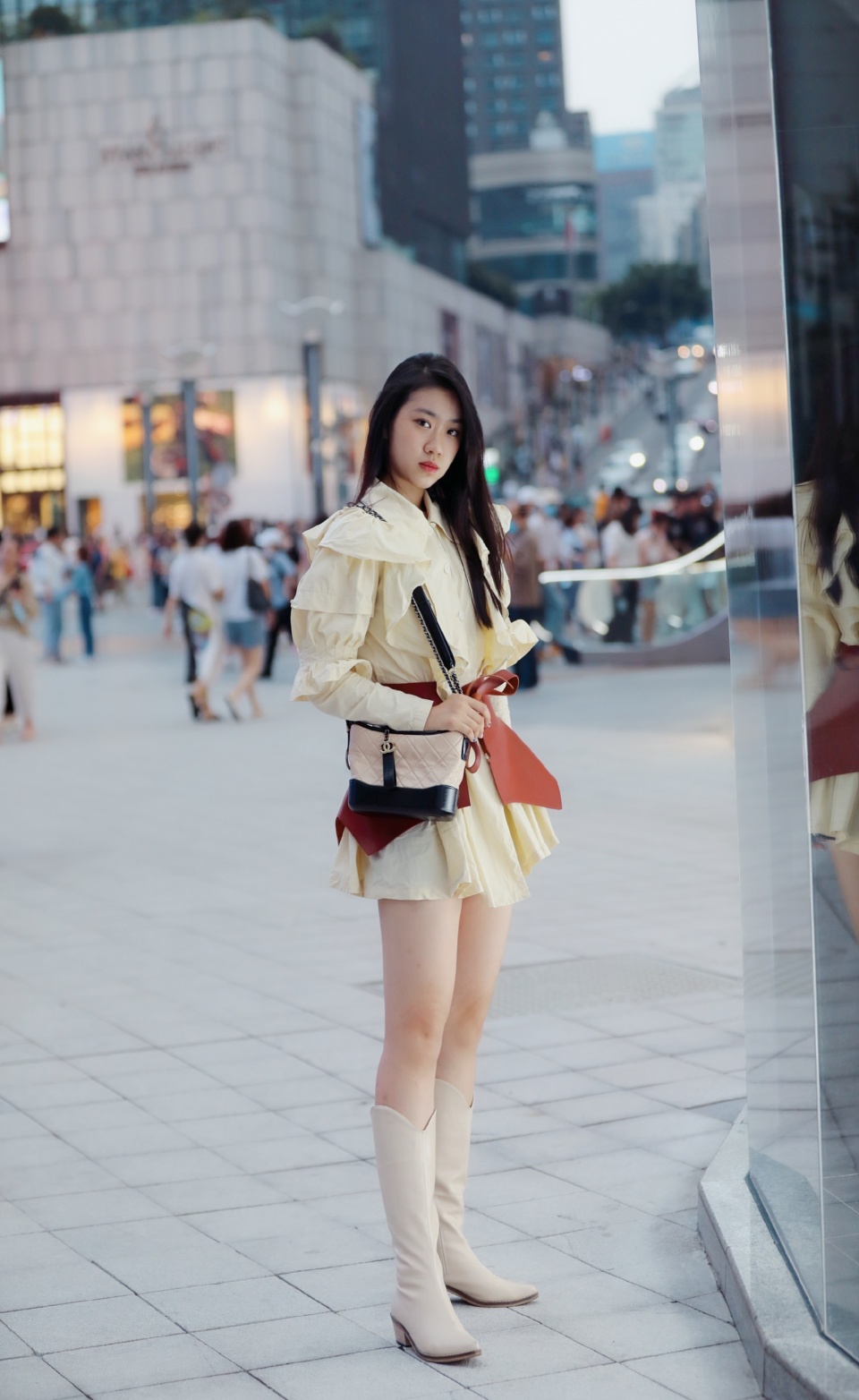 美女街拍:秋天真的来啦!鞋子也得换一批,用高冷姿态把一切踩在脚下