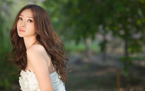 39岁柳岩也“太撩了”,白色紧身裙显露身材,粉丝直呼:想娶!