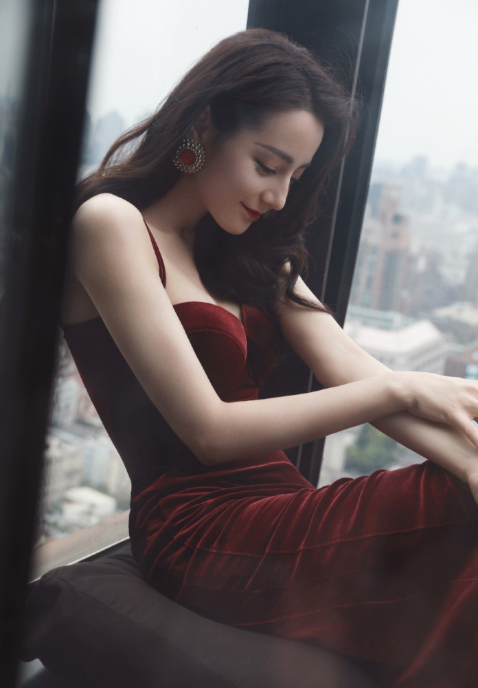 性感迪丽热巴紧身吊带裙凹出S型身材,红裙大波浪美的不可方物