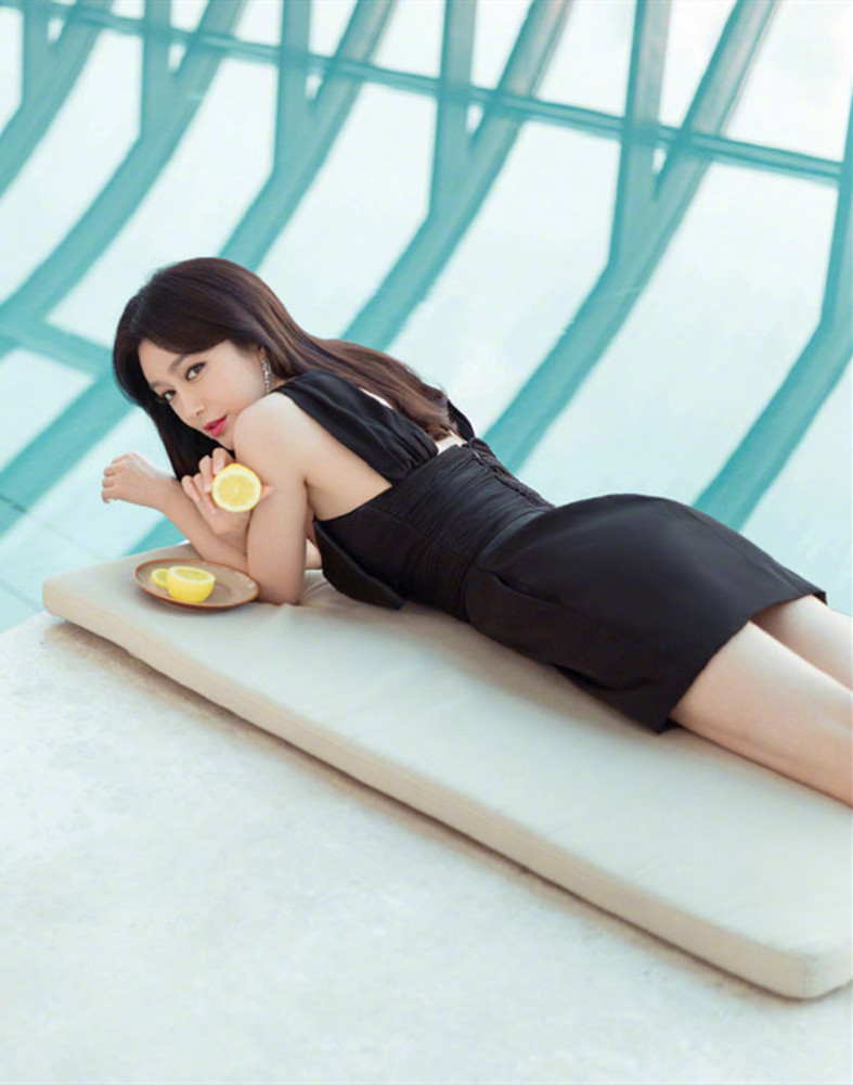 秦岚穿紧身裙故意将肩带解开,秀出“衣架锁骨”好不真实