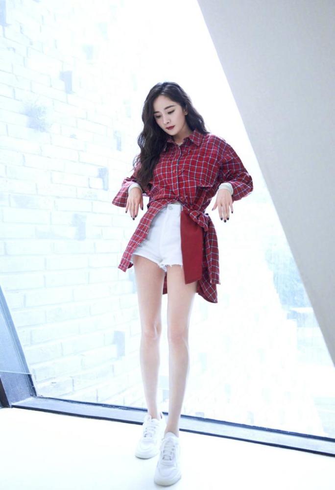 杨幂带火了“衬衫+短裤”,时髦显瘦、适合今年早秋穿