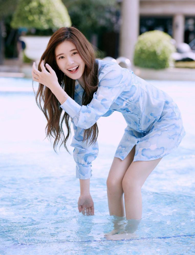 赵露思水蓝色V领连衣裙清爽有元气,牛奶肌肤让人羡慕