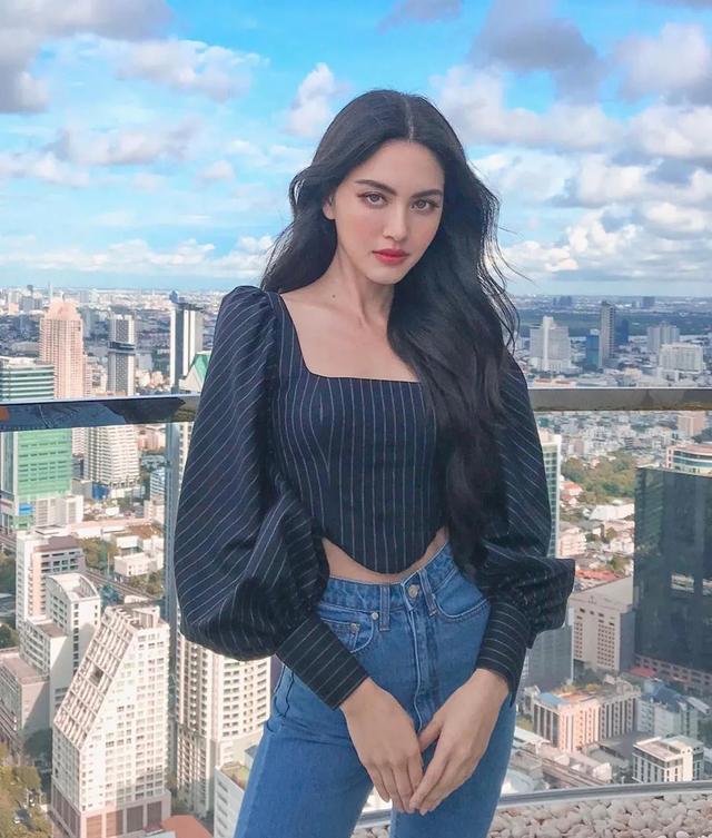 泰国一枝花MAI晒照!短上衣配牛仔裤“蚂蚁腰”瞩目,身材太美