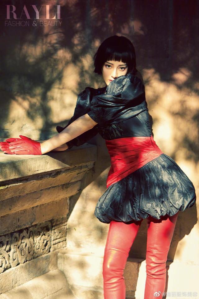 迪丽热巴登杂志封面,齐耳短发又美又飒气场超强