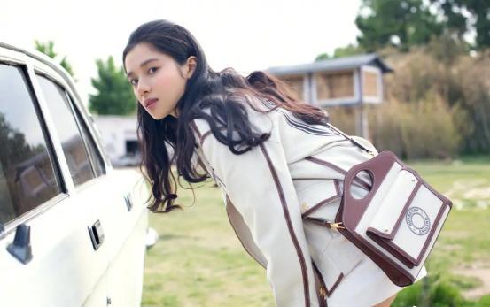 轻熟日常风穿搭分享，一周不重样，小本子赶快记下学起来