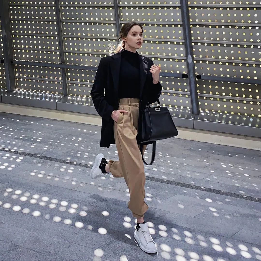 保姆级“自拍教科书”火爆外网!解锁你朋友圈国庆高赞