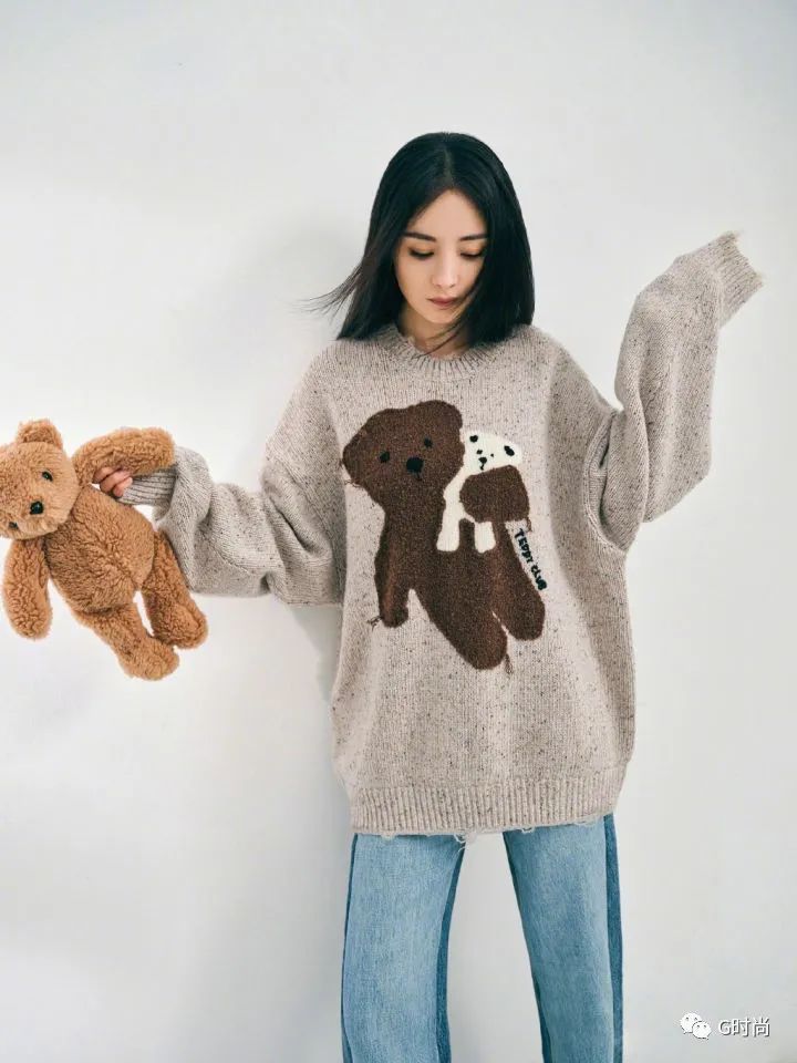 杨幂穿针织衫搭配复古牛仔裤,化身鬼马少女