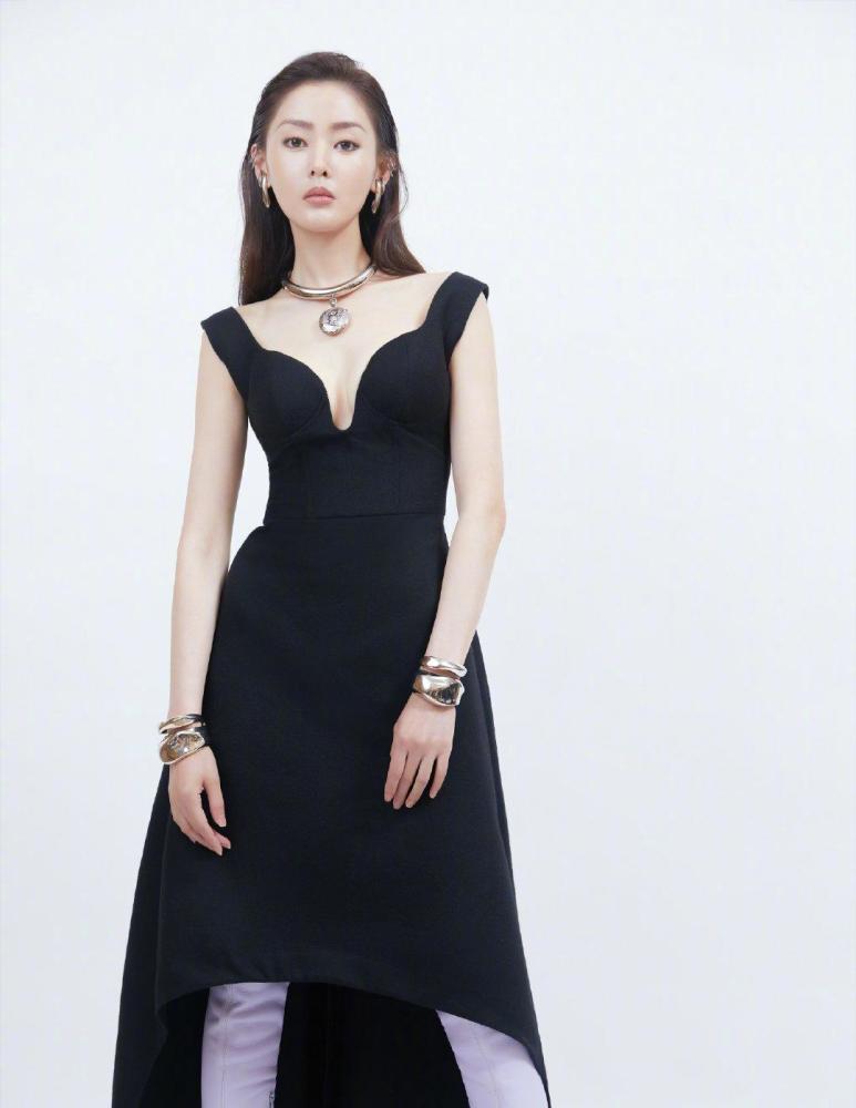 张天爱黑色吊带长裙配大牌手包亮相,好身材一览无遗