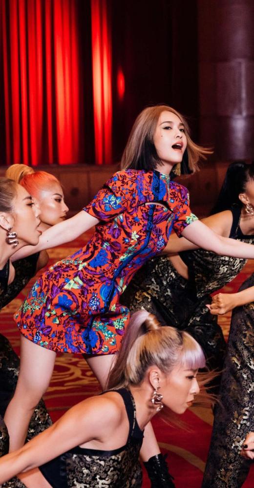 杨丞琳身着紧身花色短裙，演绎不一样的时尚精彩