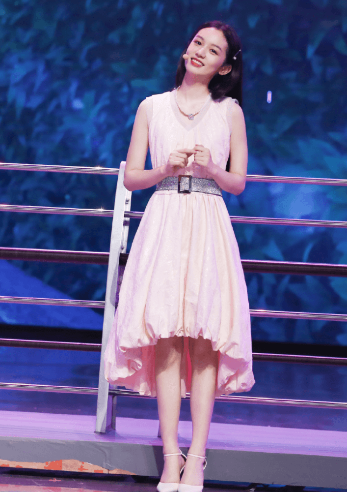 “无脚踝”的周也为录节目显腿长,还得换上“芝士鞋”