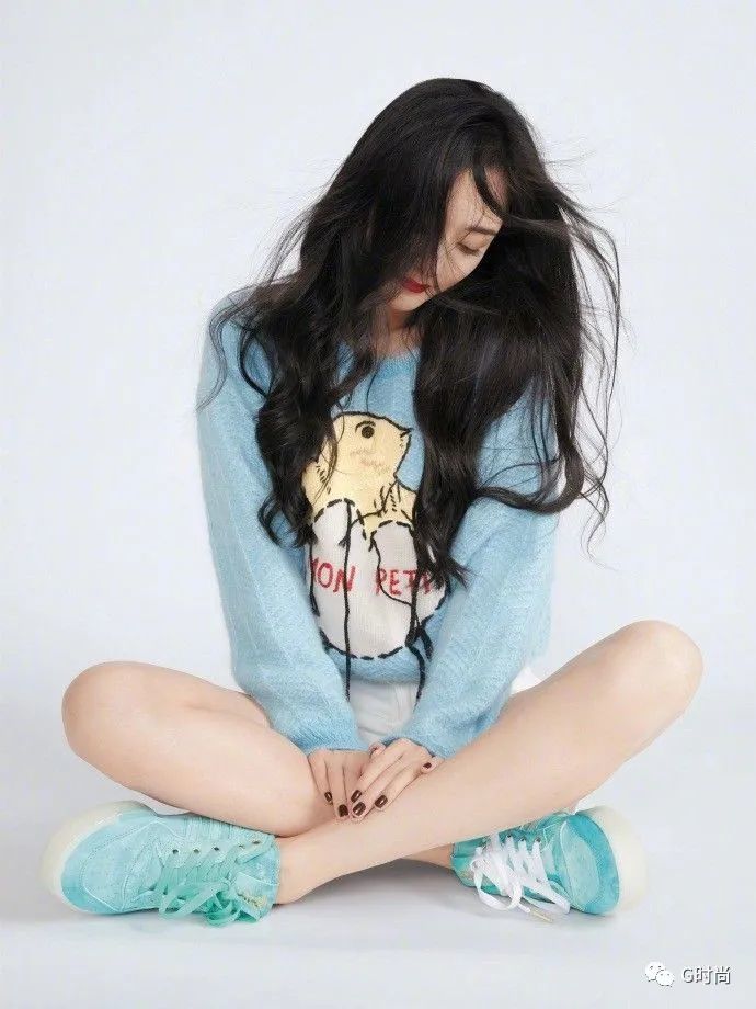 杨幂穿针织衫搭配复古牛仔裤,化身鬼马少女