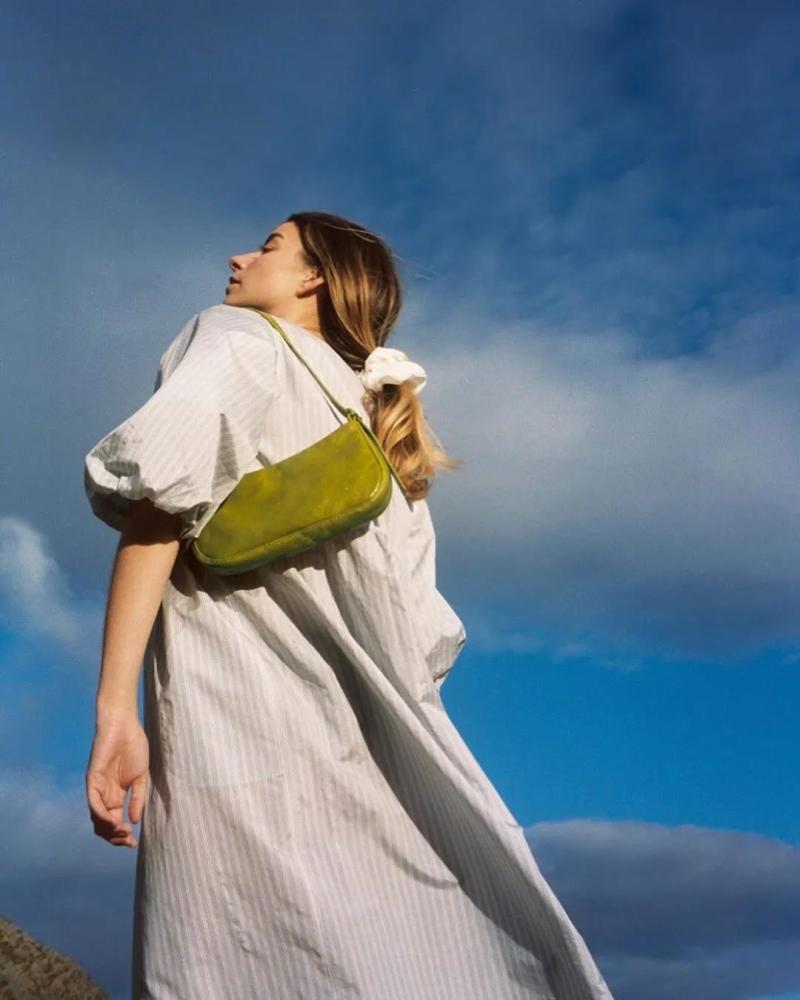 2020有趣又时髦的“法棍包”正流行，让你时尚感爆棚