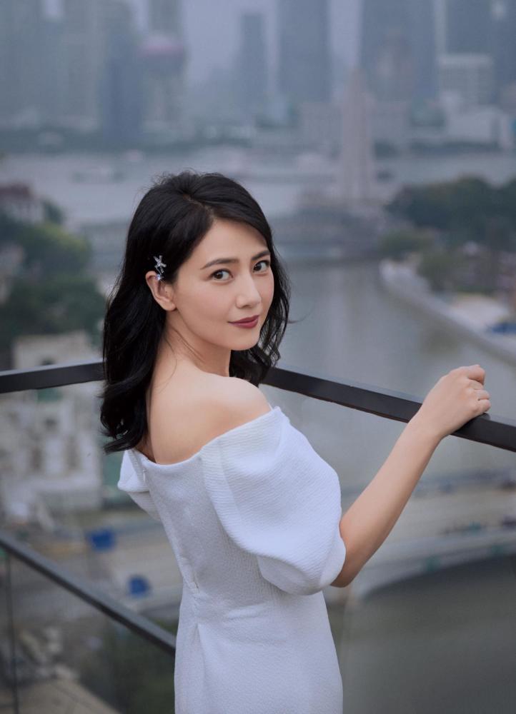 路人镜头下的高圆圆一袭露肩白裙清新优雅,比精修图美得更惊艳