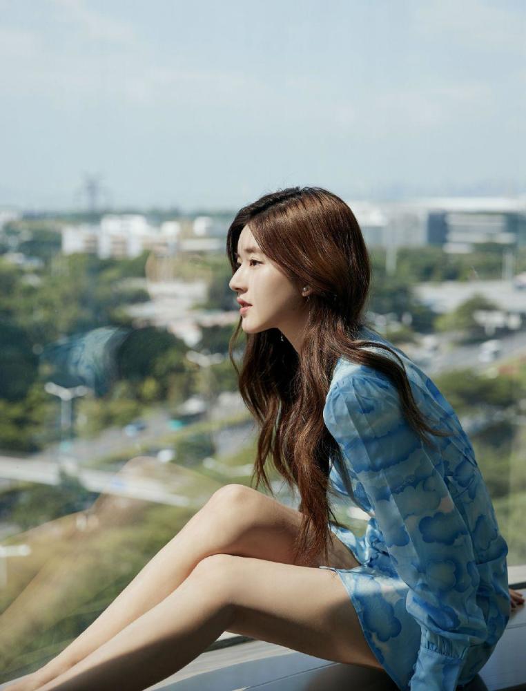 赵露思水蓝色V领连衣裙清爽有元气,牛奶肌肤让人羡慕