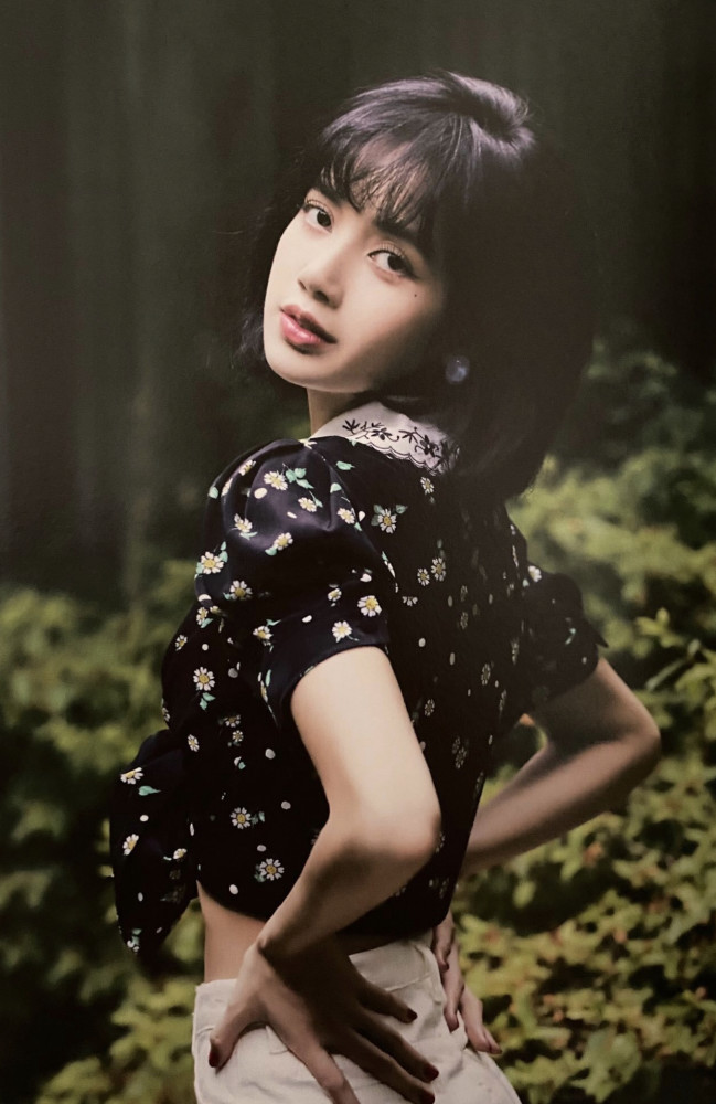 LISA把“奶奶衫”改成了短装,穿出的效果也简单太美了吧