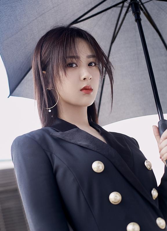 杨紫穿黑色连体裤展示轻熟魅力,像换了一个人