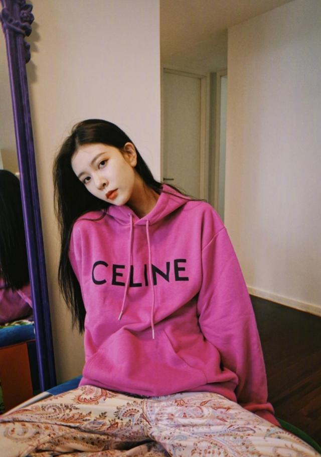 CC紫来了!宋妍霏带火今秋紫色系搭配,不愧为宝藏少女