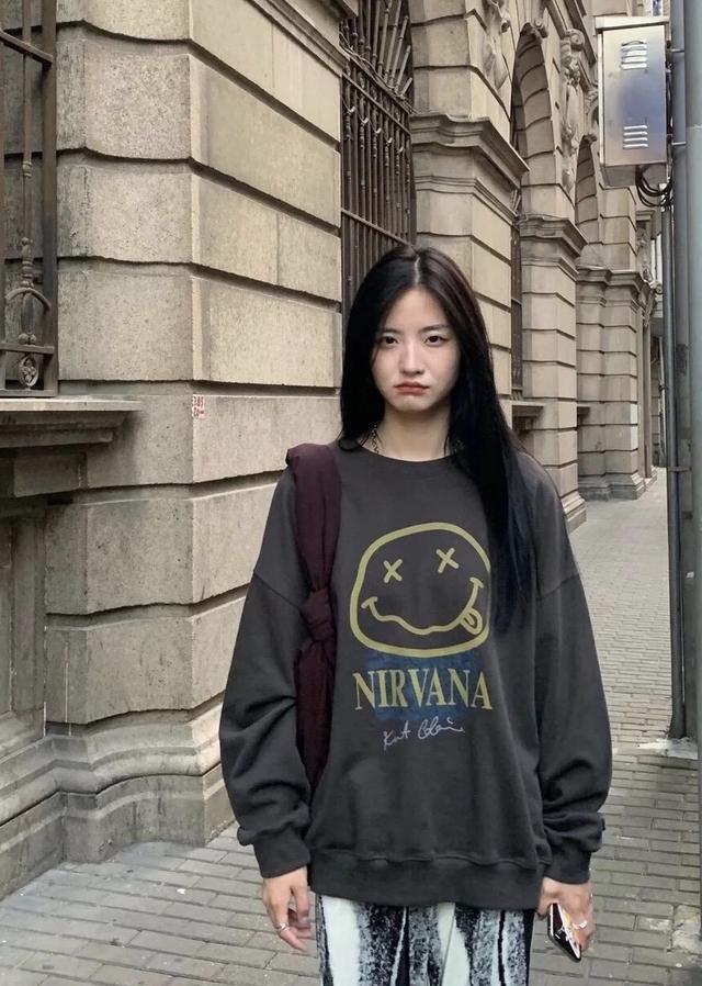 卫衣魔力太强大,怎么穿都不会错,百搭造型就靠它了