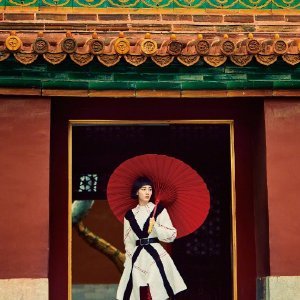 迪丽热巴登杂志封面,齐耳短发又美又飒气场超强