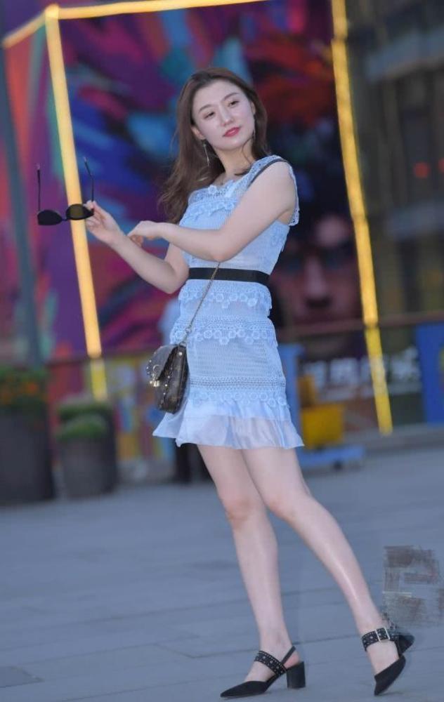 街头连衣裙街拍大气时尚又漂亮，看起来自然潮范十足