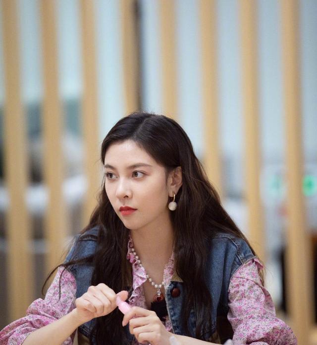 CC紫来了!宋妍霏带火今秋紫色系搭配,不愧为宝藏少女