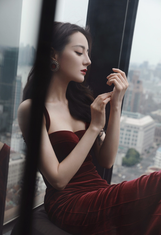 性感迪丽热巴紧身吊带裙凹出S型身材,红裙大波浪美的不可方物