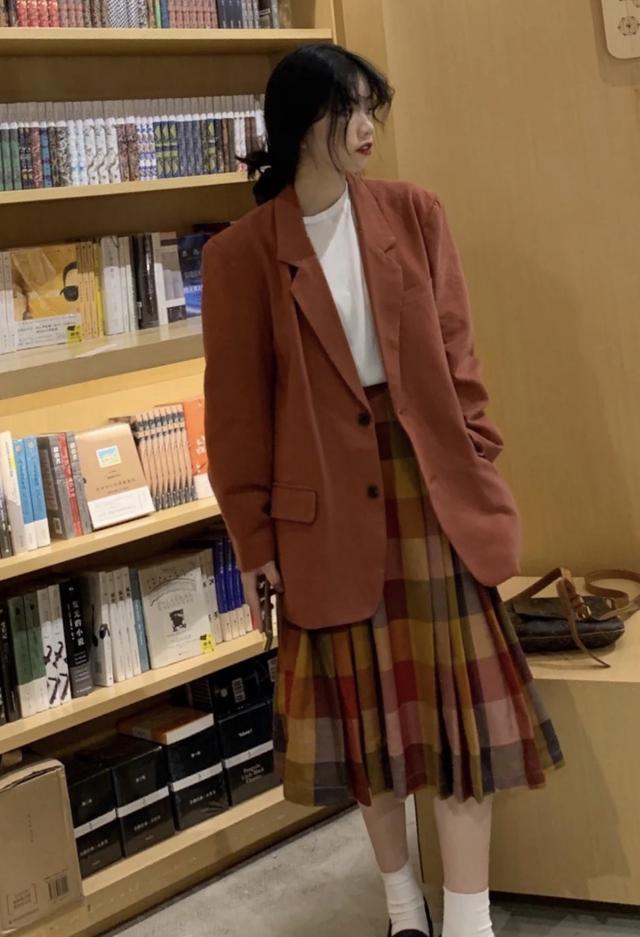 秋天的裙子超耐看，精致女孩要学着这样穿才行