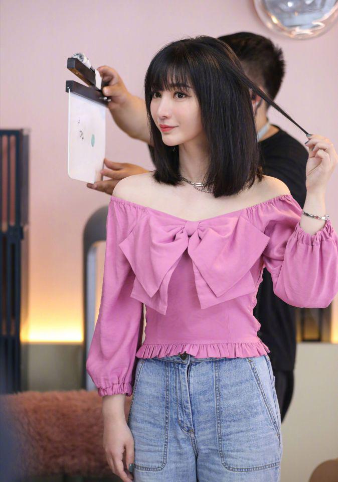 柳岩剪短发超显年轻，微卷发配白衬衣时尚减龄