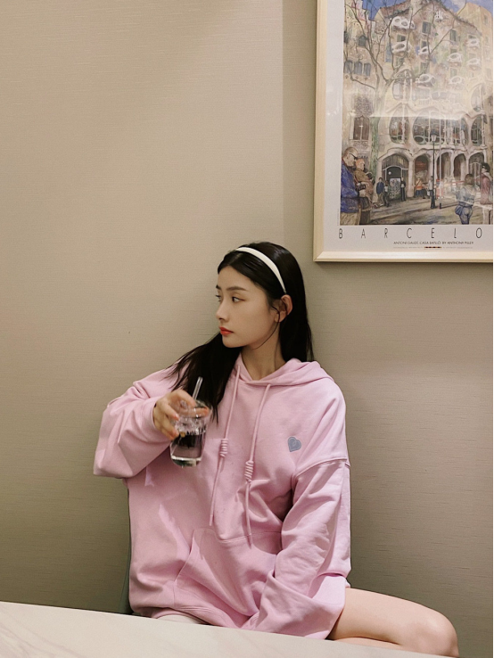 宋妍霏穿香芋紫卫衣也太显嫩了,温柔又静谧