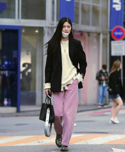 韩国街拍:深秋女孩儿还在上演“露腿大秀”,也太美了