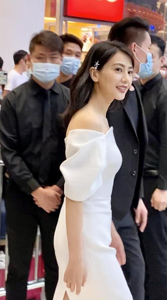 路人镜头下的高圆圆一袭露肩白裙清新优雅,比精修图美得更惊艳