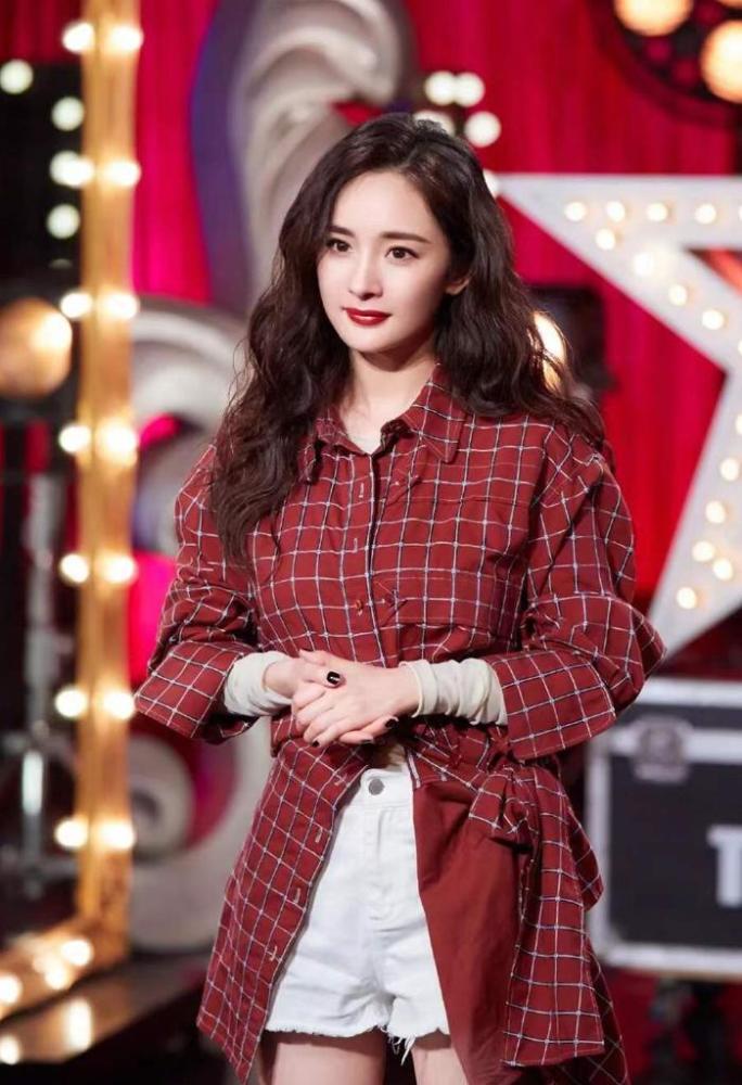 杨幂带火了“衬衫+短裤”,时髦显瘦、适合今年早秋穿