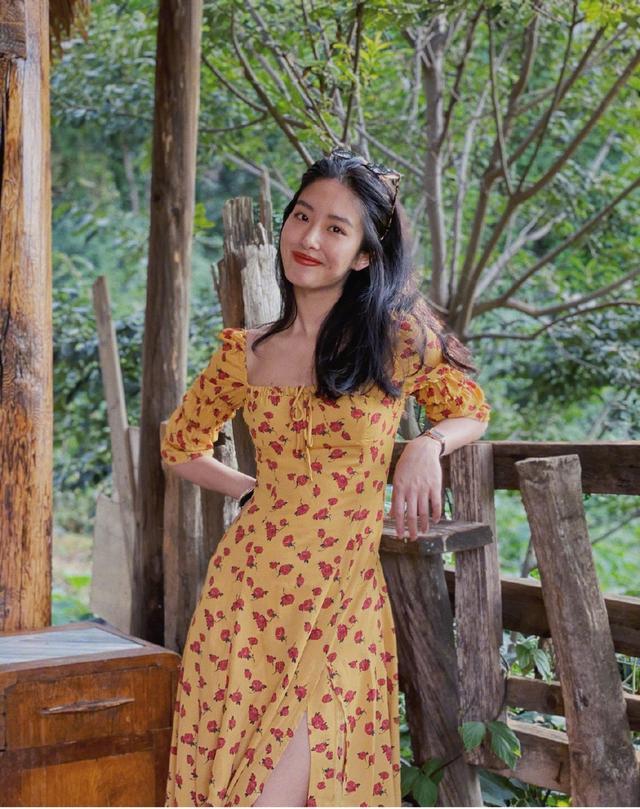 杨采钰初秋穿搭合集,独具南法风格气质太浪漫了