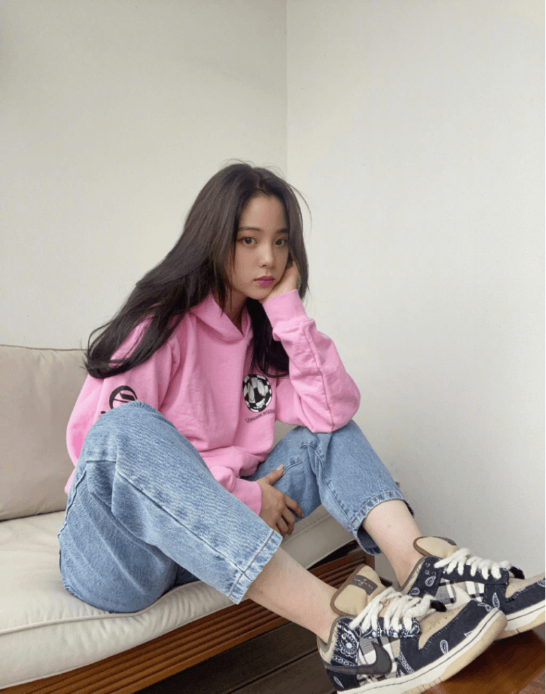 欧阳娜娜粉色卫衣配牛仔裤，一头长发温柔到骨子里