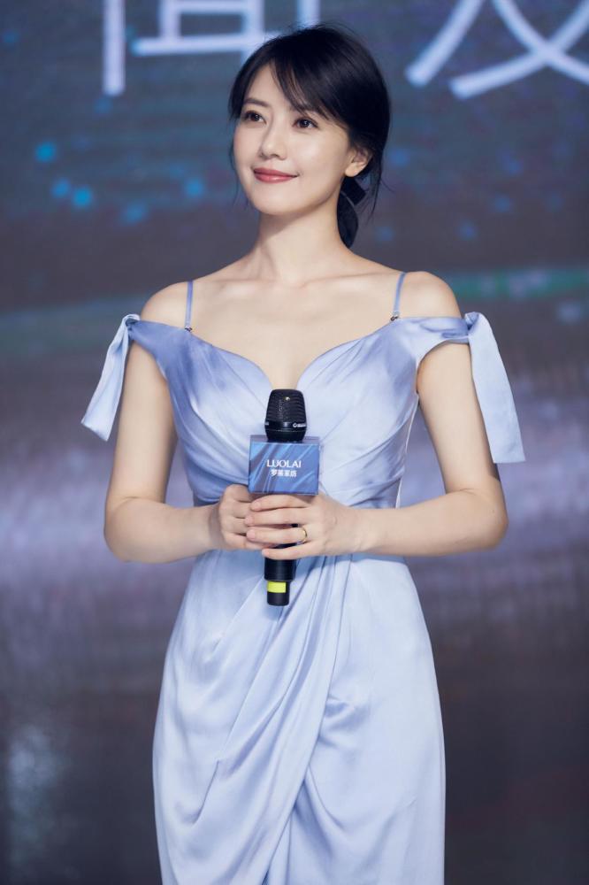 路人镜头下的高圆圆一袭露肩白裙清新优雅,比精修图美得更惊艳