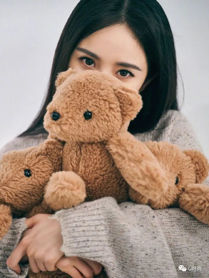 杨幂穿针织衫搭配复古牛仔裤,化身鬼马少女