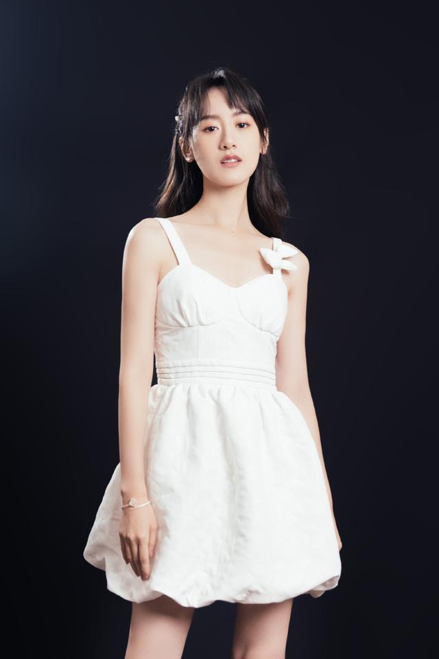 袁冰妍穿白色吊带裙，都甜到心窝里去了