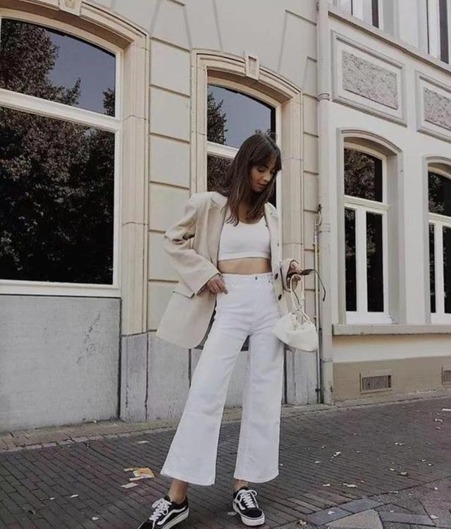 除了牛仔裤和小黑裤，这条裤子更好搭，秋冬季靠它给穿搭加分了