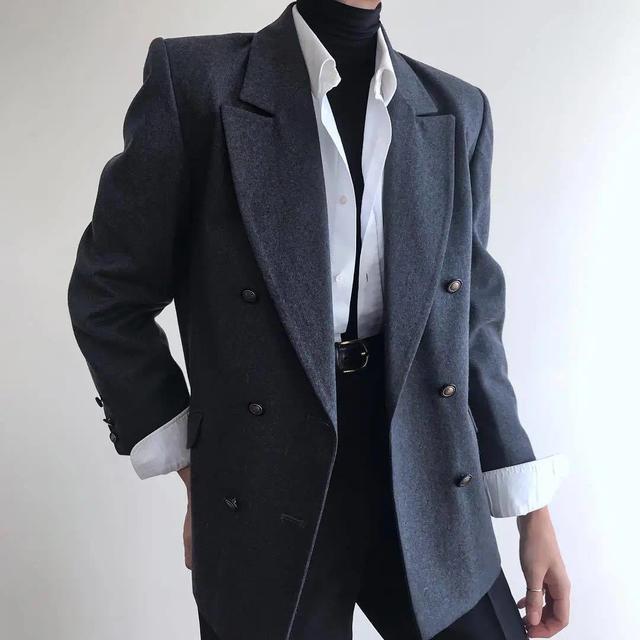 如何将普通衬衫穿出高级感？教你4种“叠穿”方法好看还时髦