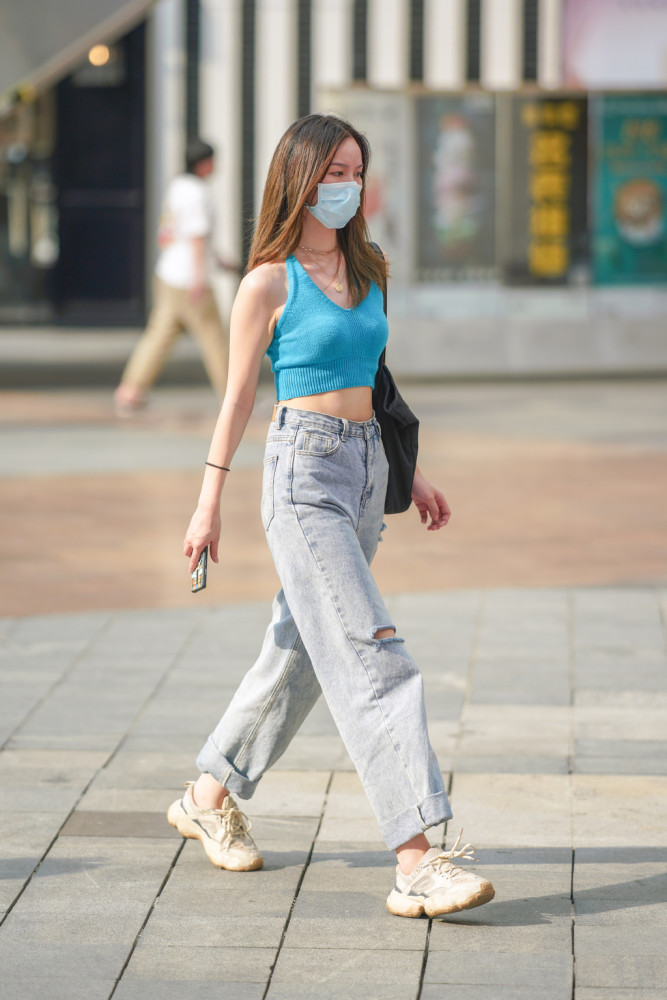 国内街拍：白色上衣搭配浅蓝牛仔裤风格独特，复古气息十足！