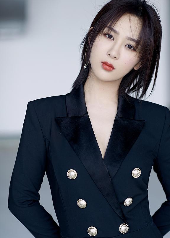 杨紫穿黑色连体裤展示轻熟魅力,像换了一个人